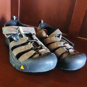 Size 1 U.S Keen boys sandals